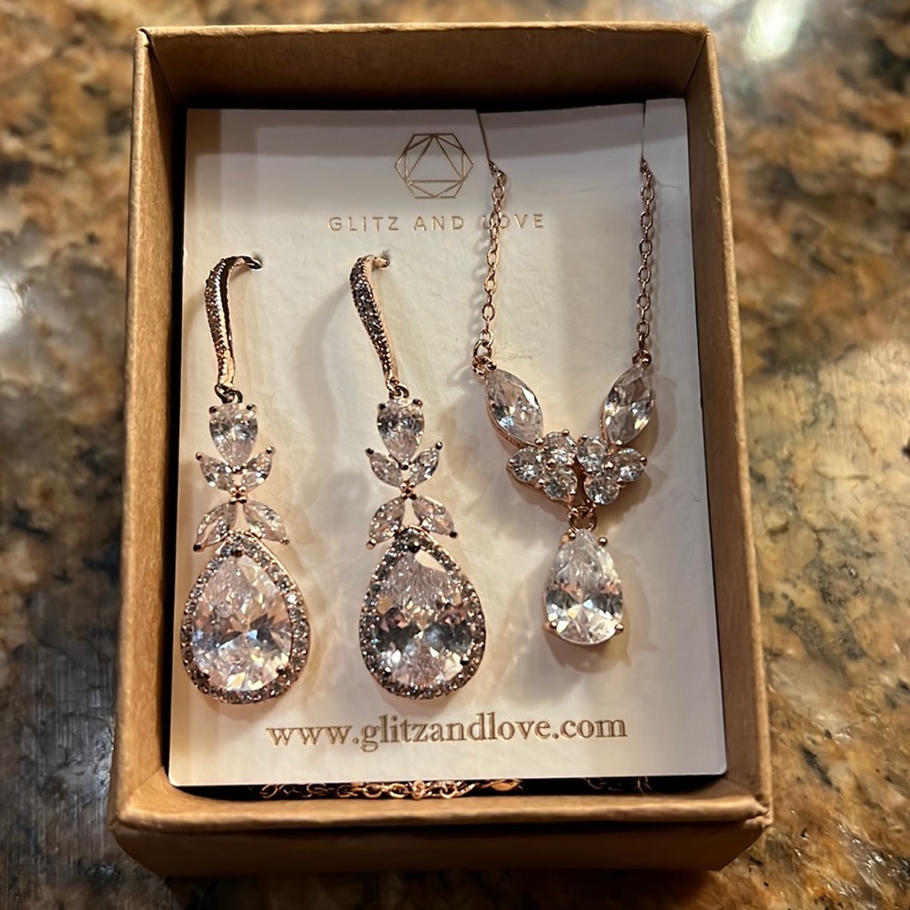 Earring and necklace rose gold set